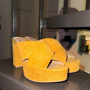 Chinese Laundry MustardYellow Suede open toe chunky heel